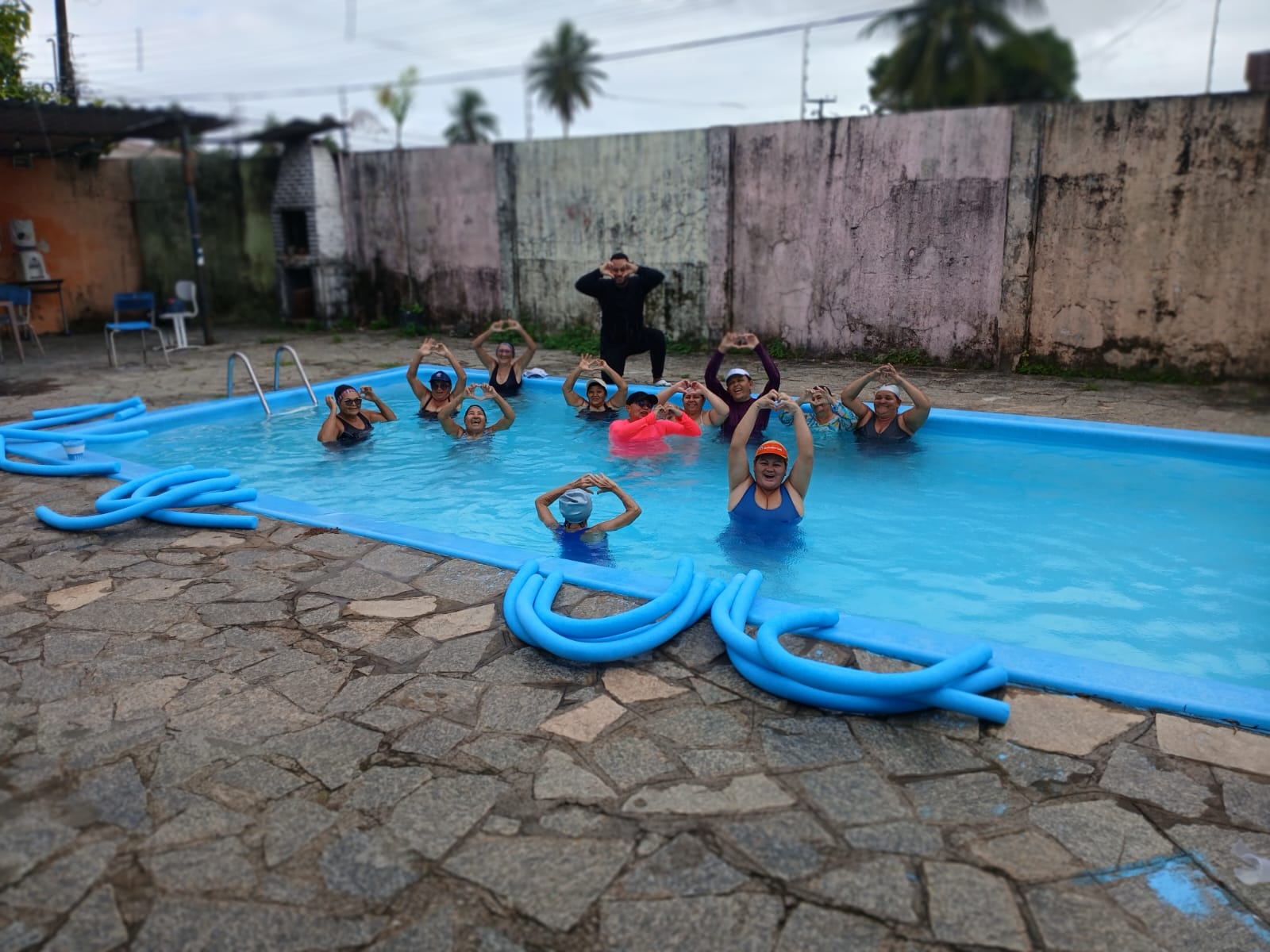 Grupo realiza exercícios em uma piscina