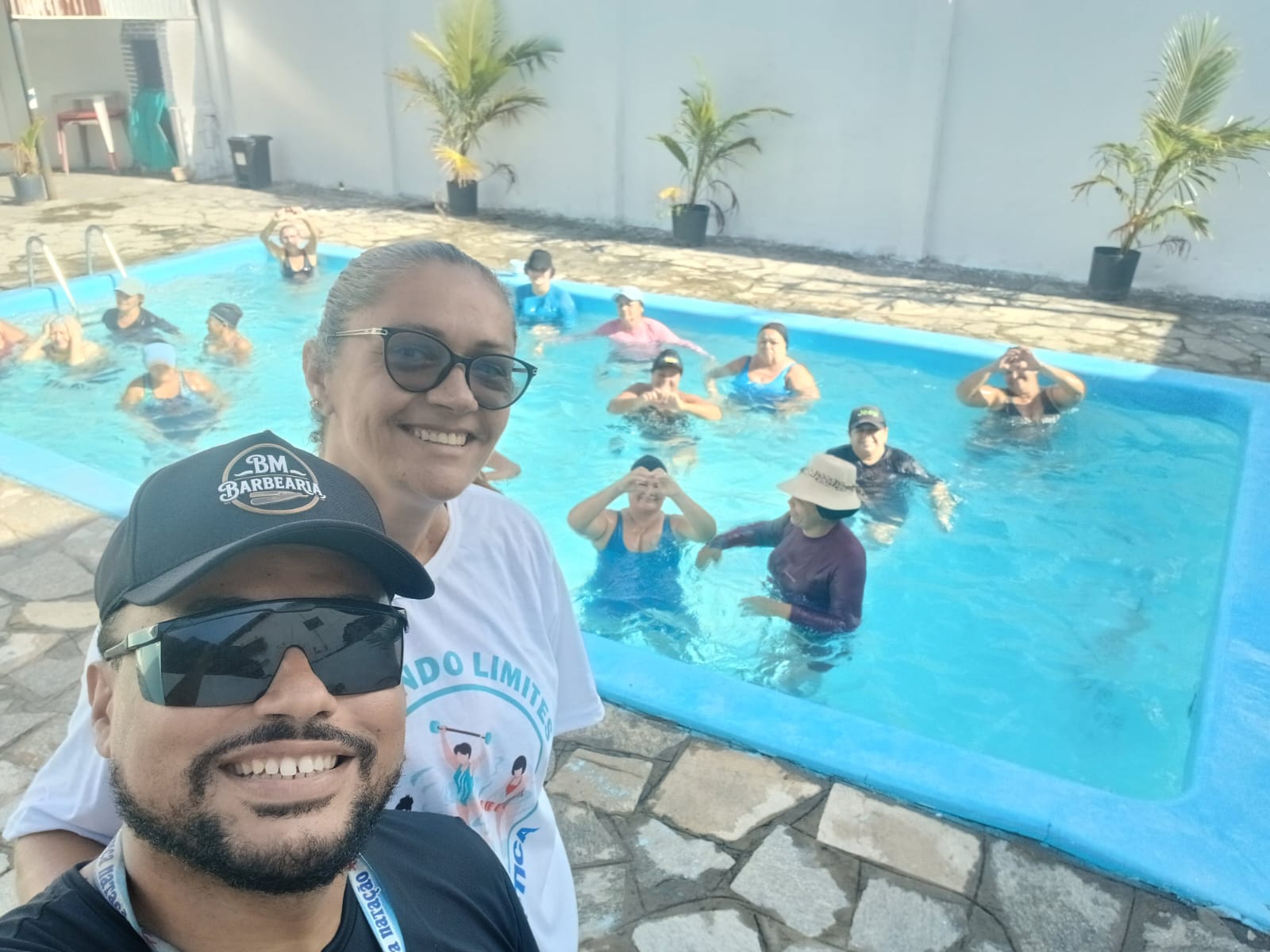 Participantes registram encontro junto à piscina