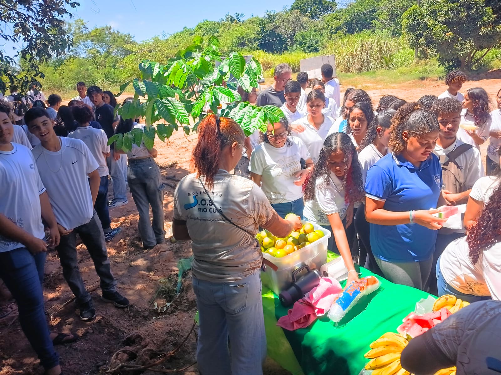 Participantes recebem frutas durante o encontro