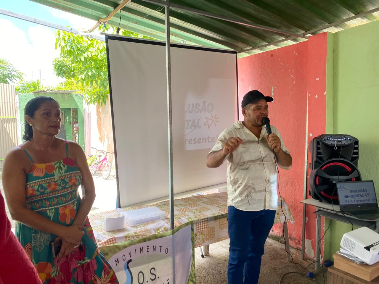 Apresentador falando ao público reunido