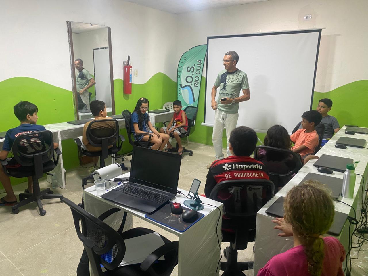 Apresentação para participantes na sala de informática