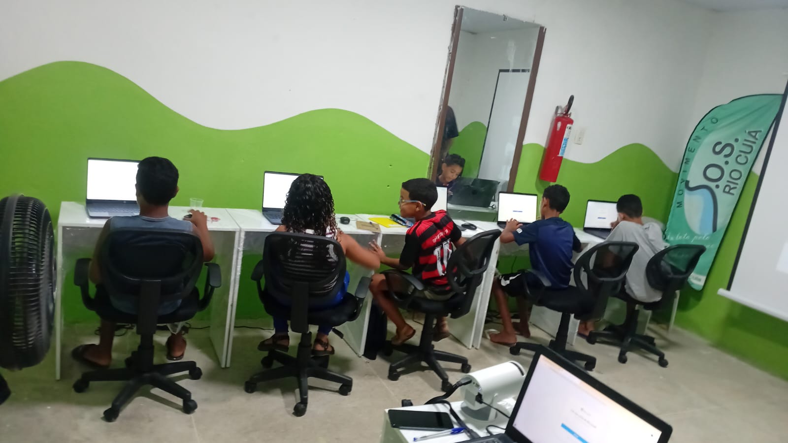 Participantes utilizando notebooks durante atividade de informática