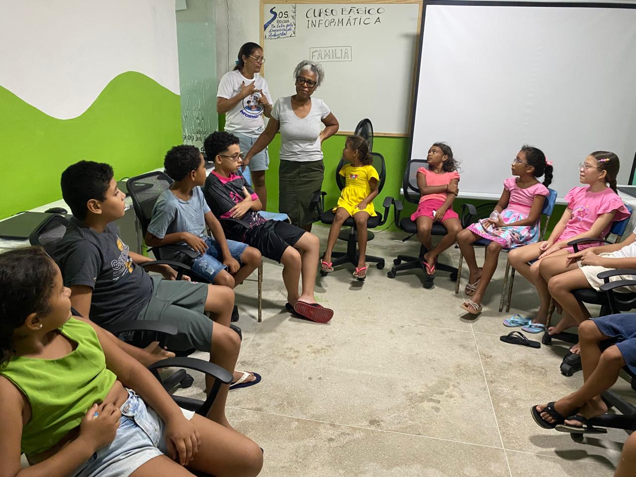 Participantes e orientadoras durante atividade do curso básico de informática