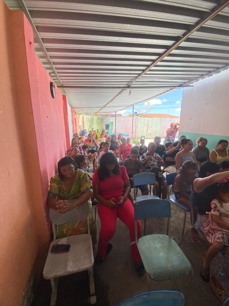 Pessoas reunidas em um encontro do projeto