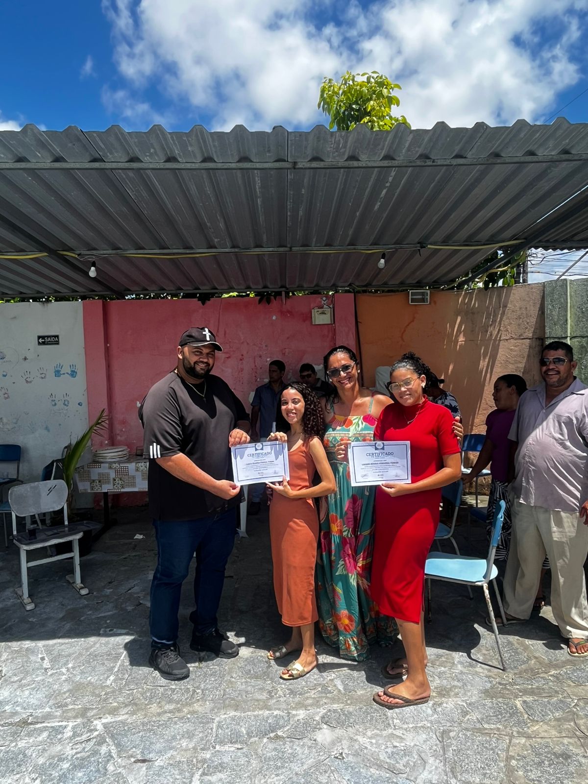 Grupo reunido durante a entrega de certificados