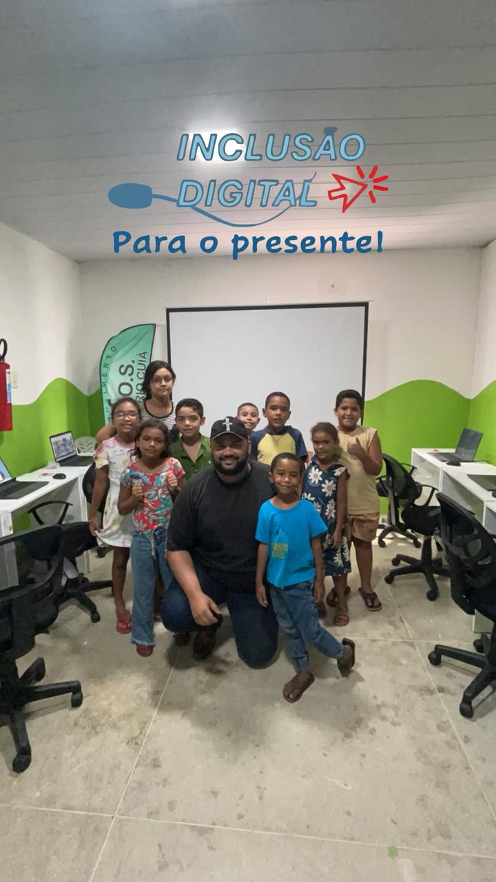 Grupo reunido na sala identificada como Inclusão Digital para o Presente