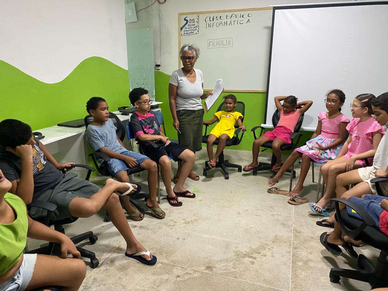Crianças em roda de conversa durante o curso básico de informática