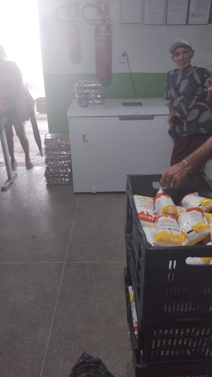 Caixa com alimentos embalados e bandejas de ovos em espaço do movimento