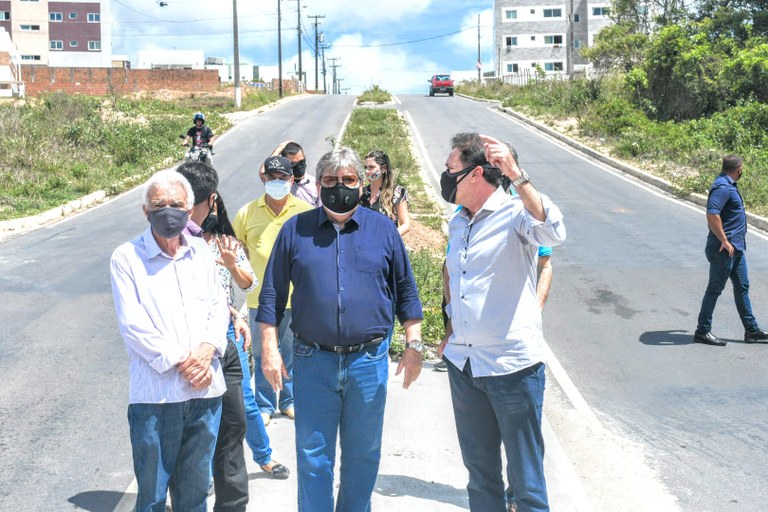 Autoridades durante agenda de visita a obras de mobilidade e habitação em João Pessoa, em fevereiro de 2021