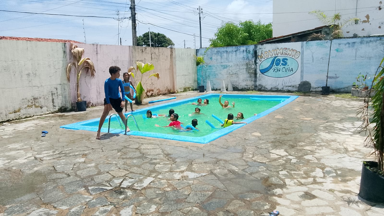 Vista ampla de atividade recreativa em uma piscina