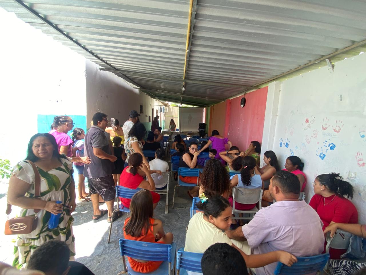 Pessoas reunidas em uma atividade de convivência
