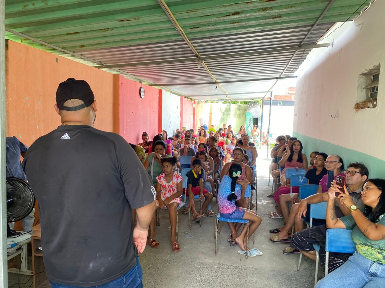 Público sentado acompanhando uma apresentação