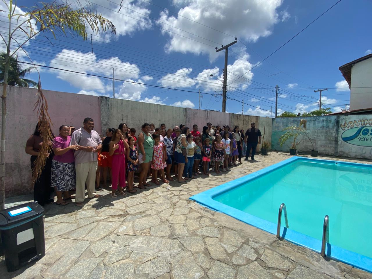Grupo reunido em espaço aberto