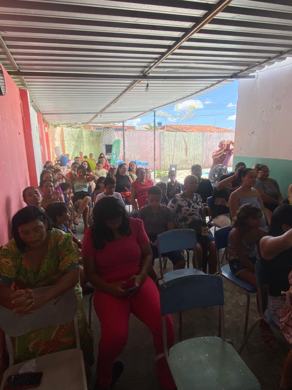 Participantes reunidos em espaço coberto