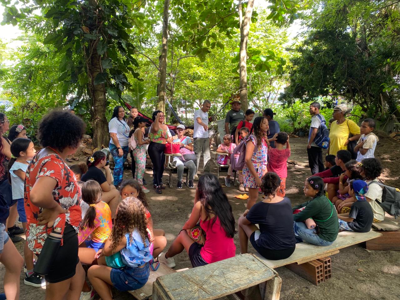 Grupo reunido em uma área verde